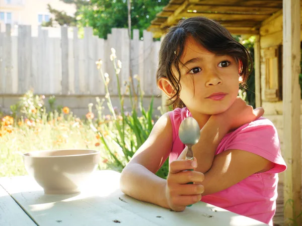 Niña Mtis Entre Años Desayunando Jardín Una Mañana Primavera Una — Foto de Stock