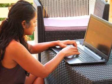 Bu kadın, ofise gitmekten kaçınmak ve kendini salgın hastalıktan korumak için rahat bir şekilde evden çıkıyor.