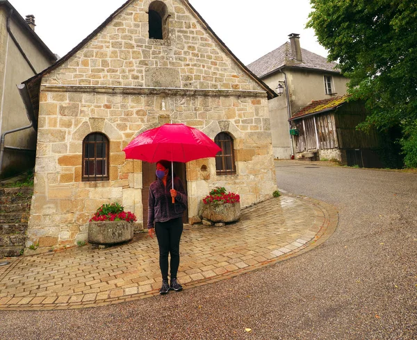 Foto Tirada Uma Pequena Aldeia França Durante Tempo Chuvoso Turistas — Fotografia de Stock