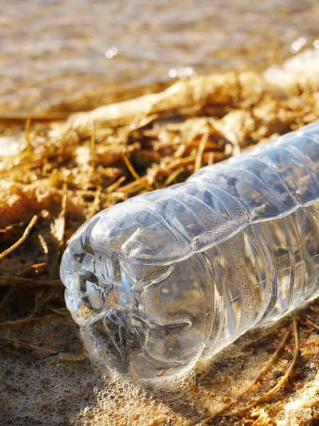 Крупный план бутылки с водой, брошенной в море — стоковое фото