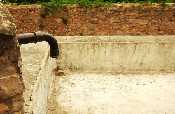 Leerer Brunnen im Sommer — Stockfoto