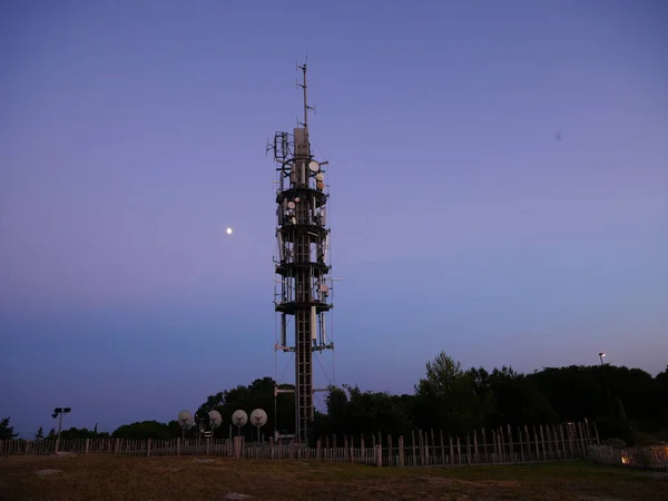 Akşam karanlığında çekilen röle anteninin fotoğrafı