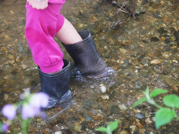 Primer Plano Las Piernas Una Niña Caminando Agua Con Botas — Foto de Stock