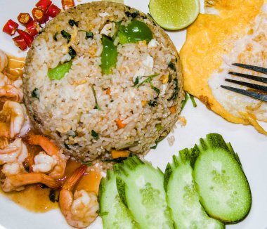 Phnom Penh, Kamboçya 'da karides, salatalık, limon, çırpılmış yumurta ve kırmızı biberli kızarmış pirinç.