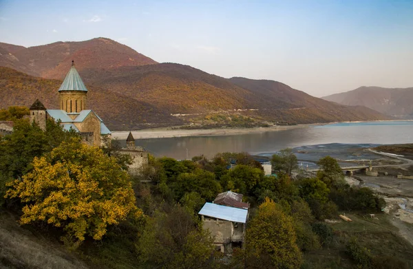 Gürcistan 'ın Gürcistan Askeri Yolu yakınlarındaki kilise ve Ananuri kalesinin sonbahar manzarası
