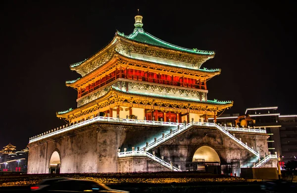 Geceleri Xi 'an' ın çan kulesi, Çin 'in Şanksi Eyaleti Xi' an 'daki antik başkent Ming Hanedanlığının coğrafi merkezinin ünlü simgesi.