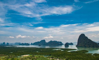 Samet Nangshe, Tayland 'ın Phang Nga Körfezi' nde dağları olan yağmur ormanlarına ve adalara bakan güneş ışığı altında bir bakış açısı.