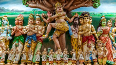 Kuala Lumpur, Malezya 'daki Sri Maha Mariamman tapınağında Tanrı ve tanrıça heykelleri ve duvar heykelleri