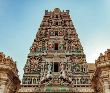 Malezya, Kuala Lumpur 'daki Sri Mahamariamman Hindu tapınağının çatısında.