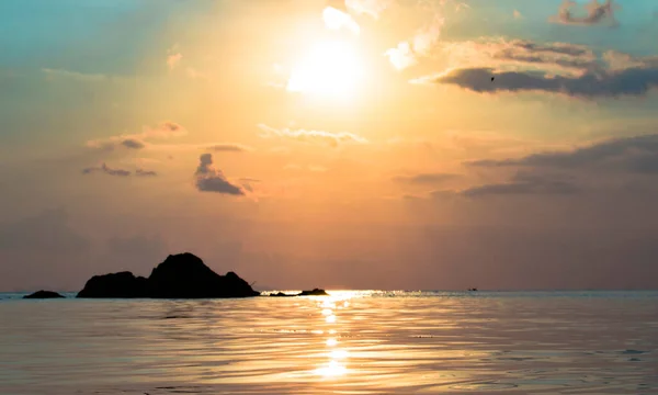 Tayland 'ın Koh Phangan adasındaki tropik bir sahilde güzel bir gün batımı.