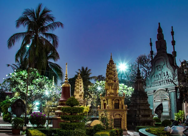 Antik geleneksel Khmer Wat Tapınağı gece mavi gökyüzü arka planı Siem Reap, Kamboçya