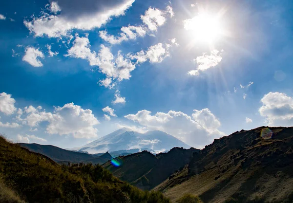 Avrupa 'nın en yüksek dağ zirvesinin güzel manzarası - Elbrus Kabardino-Balkaria, Rusya' da mavi gökyüzüne karşı