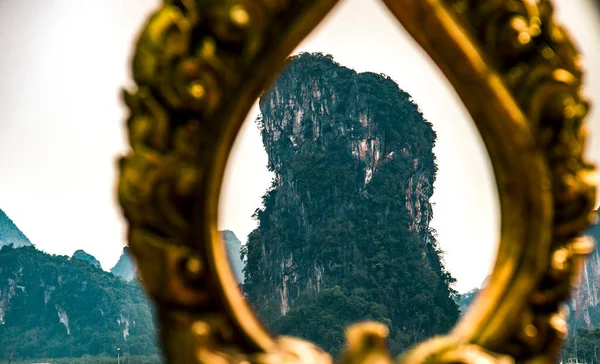 Tayland 'ın Phang Nga Körfezi yakınlarındaki güzel bir dağ manzarası.