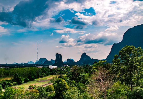 Güneşli bir günde, Tayland 'da Phang Nga Körfezi' nin güneşli bir manzarası.