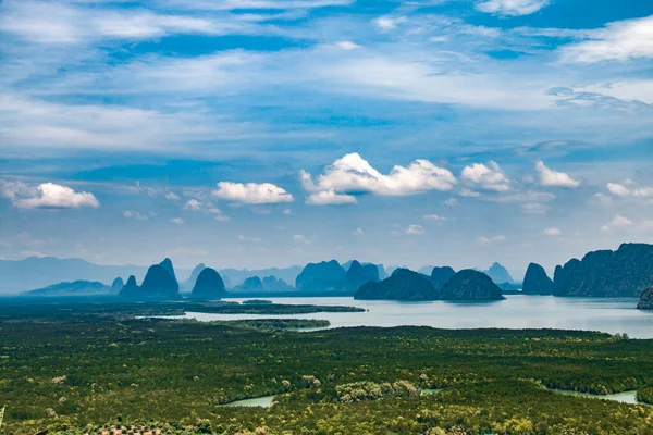 Phang Nga Körfezi 'ndeki dağların ve adaların güzel manzarası güneşli bir günde mavi gökyüzü ve beyaz bulutlar, Tayland