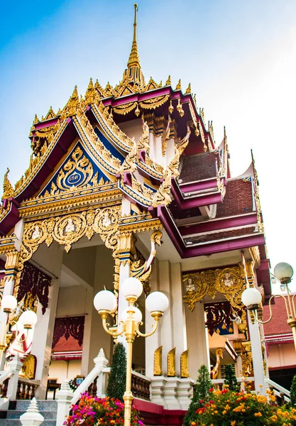 Geleneksel Tayland Budist Tapınağı Bangkok, Tayland 'da güneşli bir günde