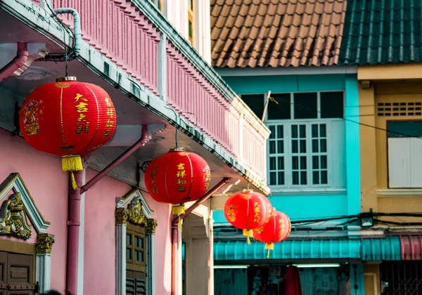 Kırmızı kağıt fenerler Phuket, Tayland 'da bir Çin tapınağını süslüyor.
