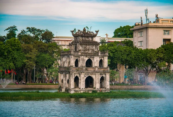 Hoan Kiem Gölü 'nün merkezinde bulunan Kaplumbağa Kulesi (Dönen Kılıç Gölü), Vietnam' ın Hanoi şehrinin tarihi merkezinde yer almaktadır.