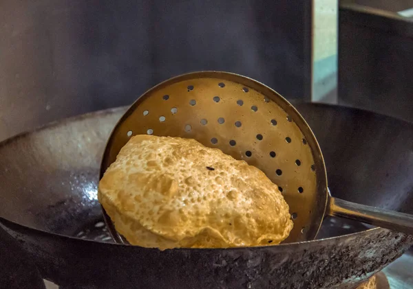 Ünlü Hint yemekleri - Malezya 'nın Kuala Lumpur kentindeki Sri Ganesha restoranında kızarmış Puri (Poori) pişirildi.