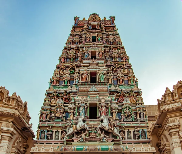 Malezya, Kuala Lumpur 'daki Sri Mahamariamman Hindu tapınağının çatısında.