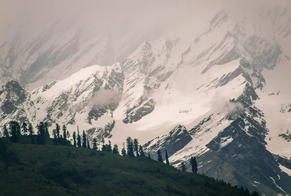 インドのヒマカル プラデーシュ州マナリ近くの雲の中にあるヒマラヤ山脈の雪に覆われた山 — ストック写真