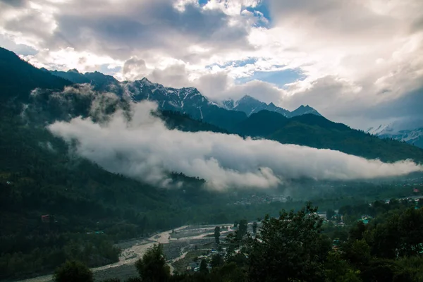 Küçük Himalaya dağlarının zirveleri Manali, Himachal Pradesh, Hindistan yakınlarındaki bulutlarda.