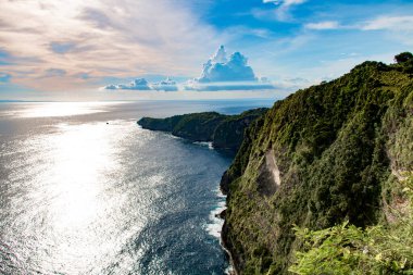 Bulutlu güzel mavi gökyüzü ve Endonezya 'nın Nusa Penida adasında büyük uzun bir dağ.