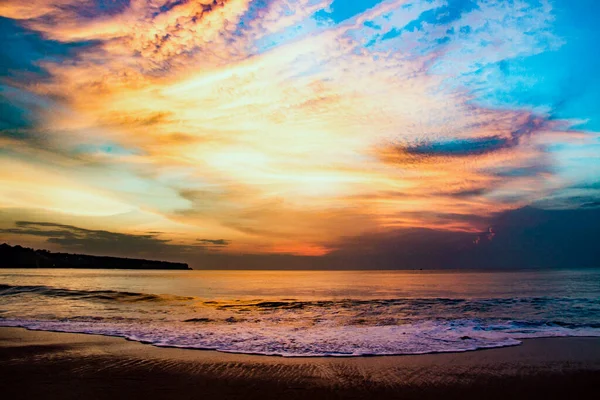 Piękne Kolorowe Chmury Tle Błękitnego Nieba Oceanu Plaży Wyspie Bali — Zdjęcie stockowe