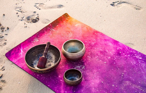 Endonezya 'nın Bali adasındaki renkli bir yoga minderinde üç şarkı kasesi.