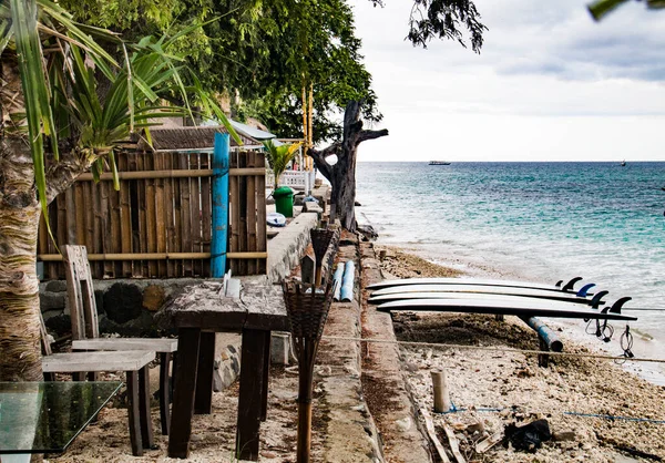 Endonezya 'daki Gili Adası plajında sörf tahtaları olan bir sahil barı.