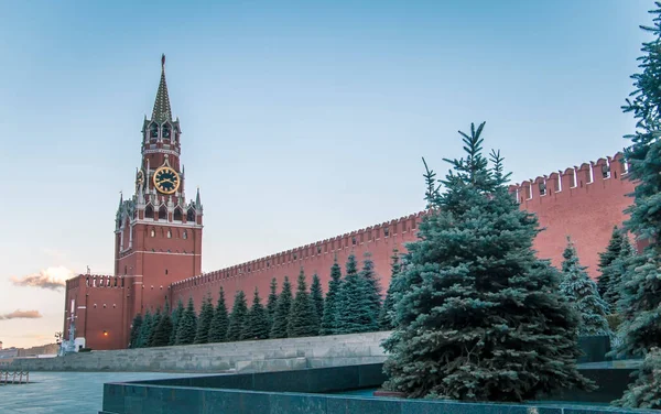 Spasskaya Kulesi ve Moskova Kremlin 'in duvarları Rusya' nın Kızıl Meydanı 'ndaki mavi gökyüzüne karşı