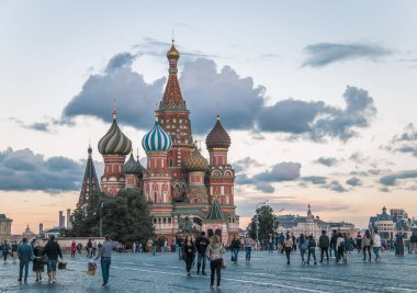 Rusya 'nın Anapa kenti yakınlarındaki Karadeniz kıyısındaki bir çakıl taşı plajındaki bir çadırdan mavi ufuk manzarası