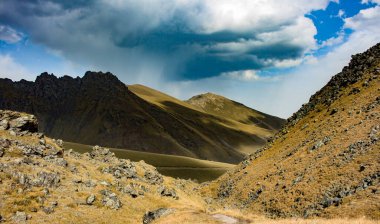 Kabardino-Balkar Cumhuriyeti, Rusya 'da Elbrus yakınlarındaki sisli bir dağda solunabilir bir tepe manzarası.