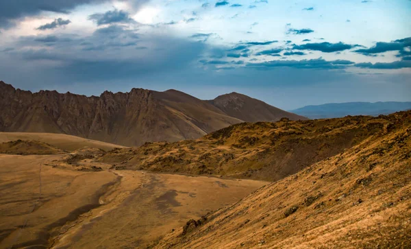 Rusya 'nın Kabardino-Balkaria Cumhuriyeti' nde Elbrus yakınlarında mavi bulutlu bir gökyüzüne çarpıcı bir dağ manzarası