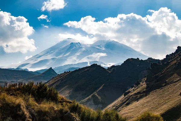 Elbrus Dağı ve güneşli yaz sabahında yeşil dağlık çayırlar. Kabardino-Balkar Cumhuriyeti 'ndeki dağ manzarası, Kuzey Kafkasya, Rusya