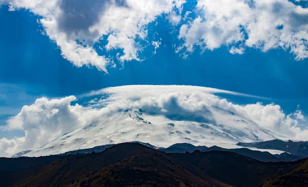 Güneşli bir yaz sabahında Elbrus Dağı ve dağlık arazinin karla kaplı zirvesi. Kabardino-Balkaria Cumhuriyeti, Kuzey Kafkasya, Rusya 'daki dağlık doğal manzara