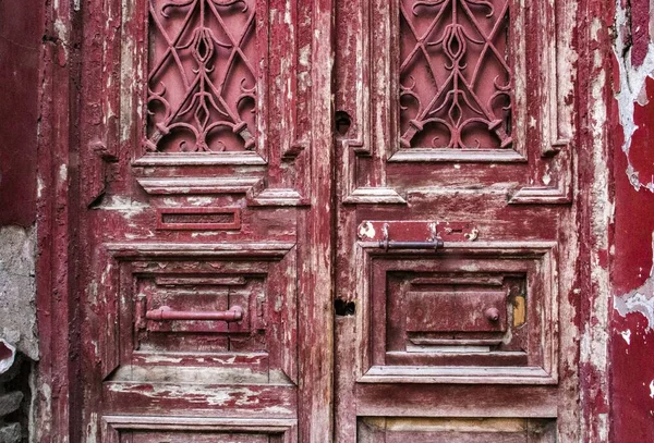 Gürcistan, Tiflis 'te eski güzel kırmızı kapı.