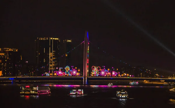 Guangzhou 'daki İnci Nehri üzerindeki Liede Köprüsü gece Guangzhou, Guangdong Eyaleti, Guangzhou' daki Liede Köprüsü manzaralı.