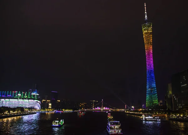 Kanton Kulesi 'nin güzel manzarası ve geceleri Pearl River' da tekneler Çin 'in Guangzhou şehrinde aydınlanıyor.