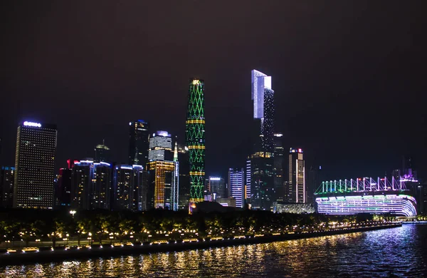Guangzhou, Guangdong Eyaleti, Çin 'deki Pearl River gökdelenlerinin güzel manzarası.