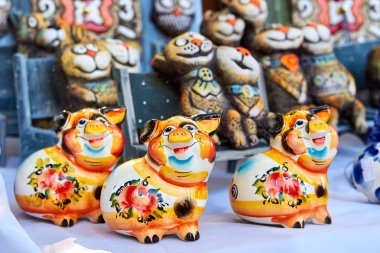 2019 domuz yıl için üç el yapımı porselen domuz rakamlar