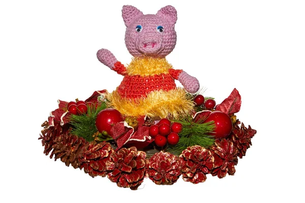 Pembe domuz Noel çelenk üzerinde oturan