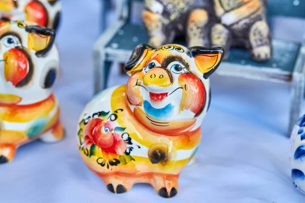 El yapımı seramik domuz figür 2019 yılı için bir semboldür