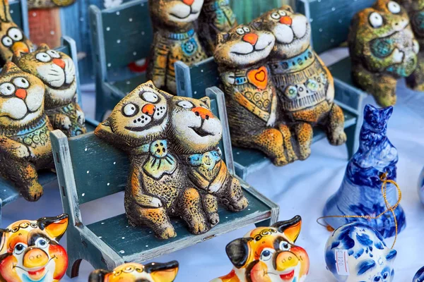 Güzel çift bankta oturan seramik kedi