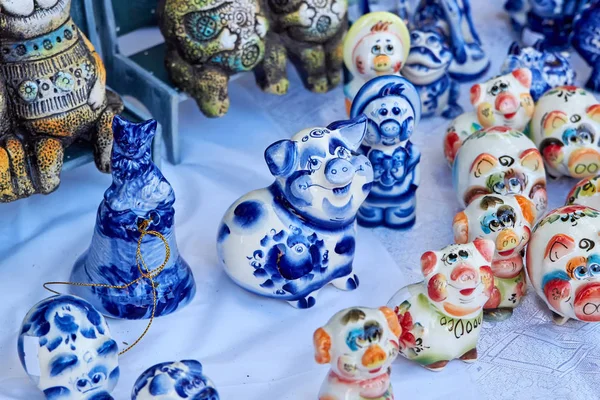 Gzhel tarzında seramik domuz figür 2019 yıl için boyalı