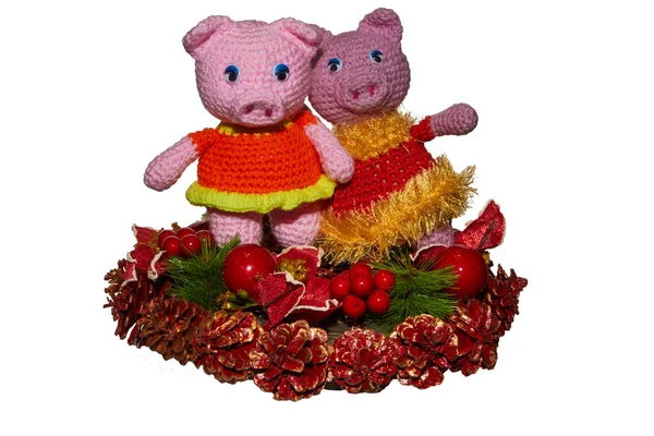 Örme el yapımı pembe domuzları Noel yılbaşı ağacı çelenk beyaz arka plan üzerinde. Domuz chinesse yeni yıl 2019 bir sembolüdür