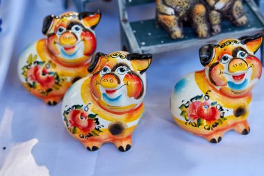 Handmaded ve renkli üç seramik domuz rakamlar boyalı