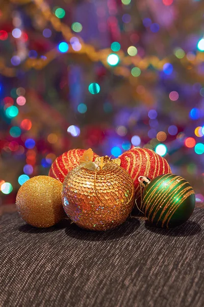 Noel topları ve arka plan üzerinde yeni yıl ağacı ışıkları bokeh
