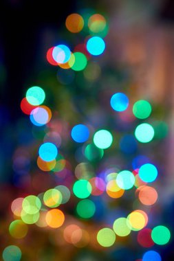 Bulanık bokeh arka plan ile yeni yıl ağacı