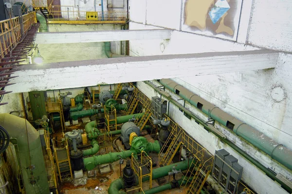 Alte hydraulische Pumpen im Erdgeschoss arbeiten in der Wasseraufbereitungsanlage — Stockfoto